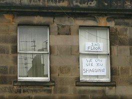 Inspirujte se jednoduchou grafikou, kterou vylepili obyvatelé bytu ve svém okn...