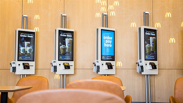 Po dokonen objednvky v nov restauraci McDonalds v Chicagu si zkaznci vezmou stojnek s slem. Zamstnanci jim donesou jdlo a ke stolu.