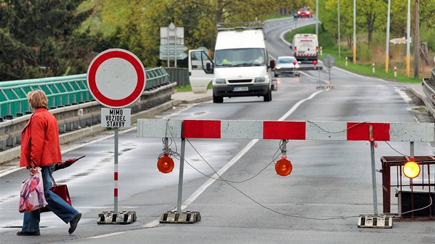 Zaala nkolikrt odloen uzavrka Doubskho mostu v Karlovch Varech.