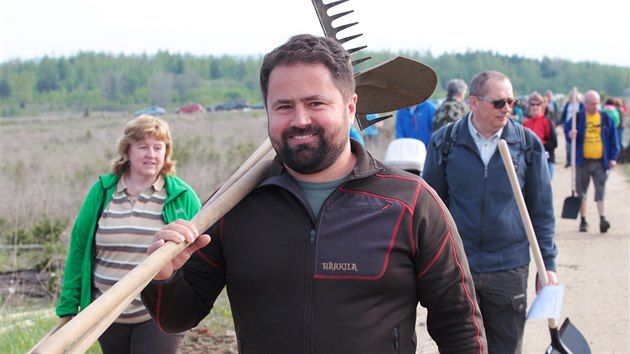 Sto rodin vysadilo sto strom ke stmu vro eskoslovenska u jezera Medard (28. dubna 2018).