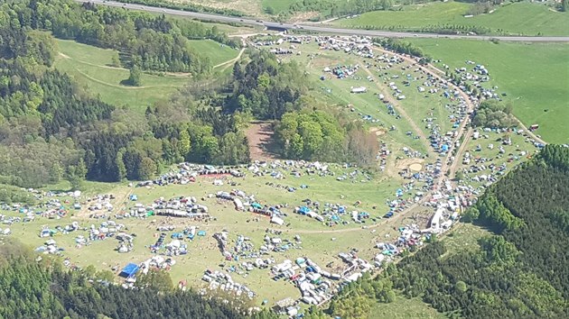 Louka, na kter se u Liberce kon technoparty (29. dubna 2018).