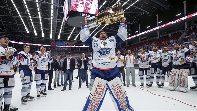 Je to doma. Pohr si nad hlavu zvedl i Marek Langhammer, jen si v play off nezachytal