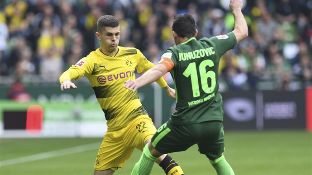 Christian Pulisic z Dortmundu (vlevo) bojuje o m se Zlatkem Junuzoviem z Brm.