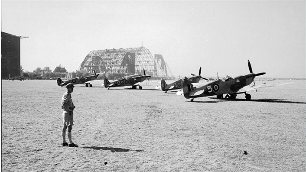 Operace Fraka se astnily i tyto letouny Supermarine Spitfire Mark VIII. Odpov u znienho hangru u msta Grottaglie.