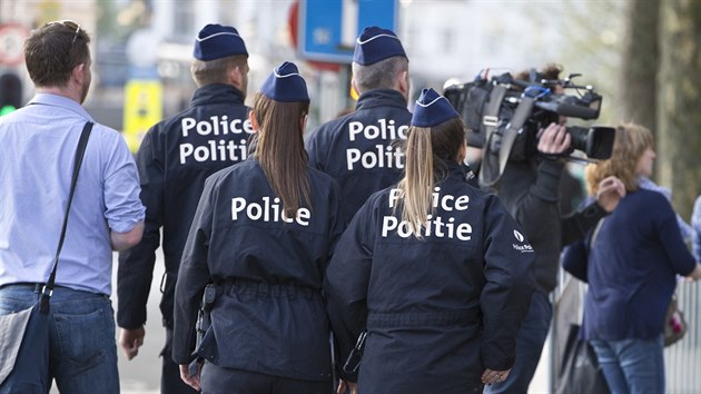 Policist a vojci hldaj budovu soudu, kde probh pelen s teroristou Salahem Abdeslamem, je obvinn z pokusu o vradu policist v beznu 2016. Abdeslam se tyi msce ped tm tak podlel na teroristickch tocch v Pai, pi nich zahynulo 130 lid. (23. dubna 2018)