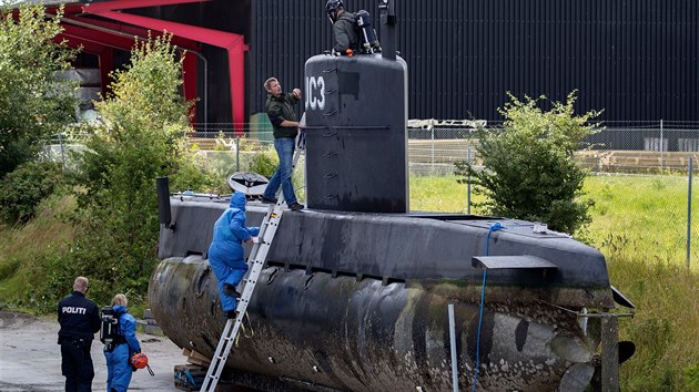 Vyetovatel zkoumaj ponorku Petera Madsena. Podle obaloby prv v n brutln zavradil vdskou novinku Kim Wallovou (14. srpna 2017).