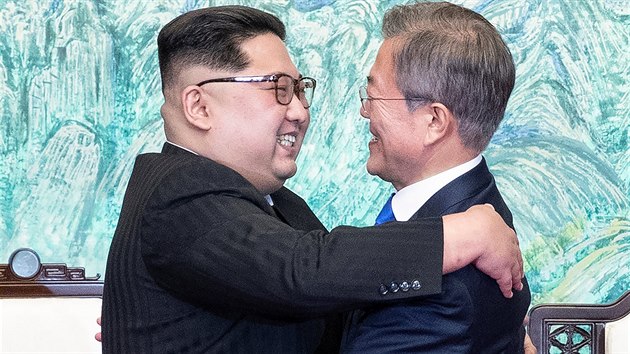 Severokorejsk vdce Kim ong-un (vlevo) a jihokorejsk prezident Mun e-in podepsali deklaraci, v n se dohodli na naprostm jadernm odzbrojen Korejskho poloostrova (27. dubna 2018).