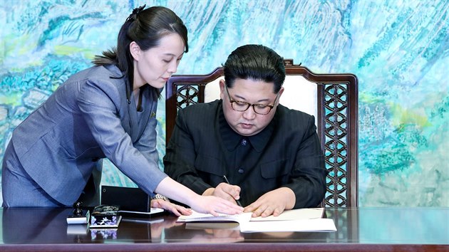 Severokorejsk vdce Kim ong-un a jihokorejsk prezident Mun e-in podepsali deklaraci, v n se dohodli na naprostm jadernm odzbrojen Korejskho poloostrova (27. dubna 2018).