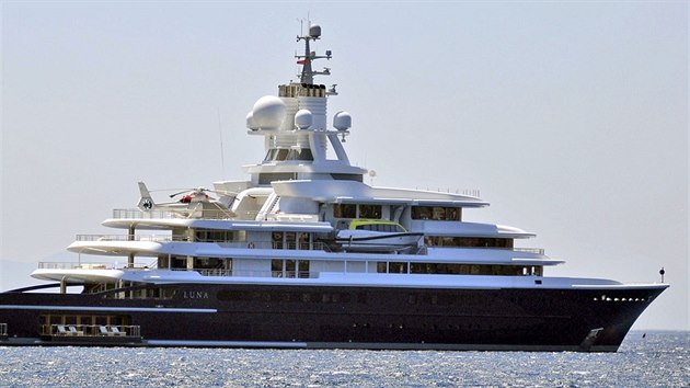 Luxusn, 115 metr dlouh jachta MV Luna ruskho miliarde Farchada Achmedova.