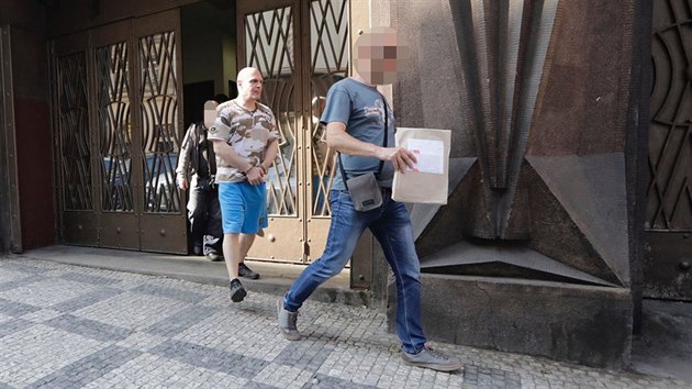 Detektivov Nrodn centrly proti organizovanmu zloinu v ter rno zadreli nkolik lid spojench se spolenost KD Praha DIZ. (24. dubna 2018)
