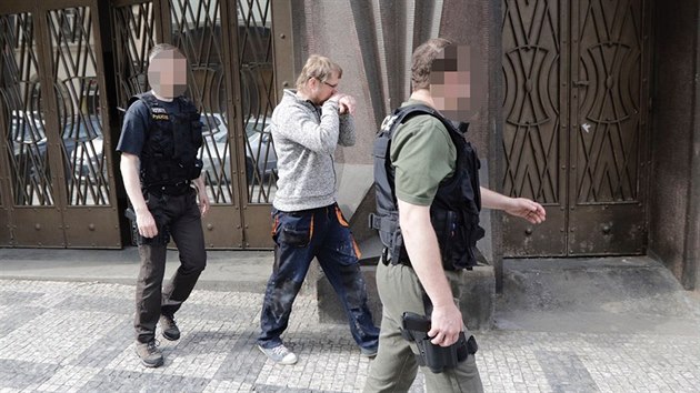 Detektivov Nrodn centrly proti organizovanmu zloinu v ter rno zadreli nkolik lid spojench se spolenost KD Praha DIZ. (24. dubna 2018)