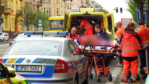 Z opravovanho domu v Plzni spadla st okna na chodnk, zchrani jednu chodkyni odvezli do nemocnice. (23. dubna 2018)