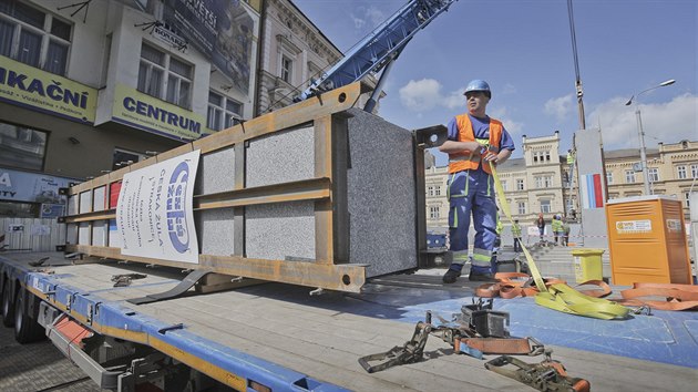 Vztyen novch pylon pamtnku Dky, Ameriko! na pvodnm mst v plzesk Americk ulici. (25. dubna 2018)