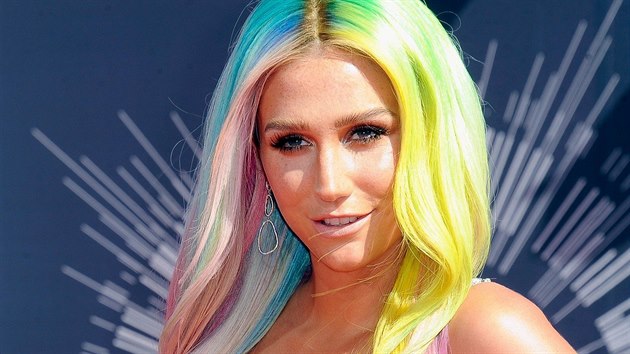 Americk zpvaka Kesha je svmi experimenty s barvou vlas povstn. Vyzkouela si i duhov odstny.