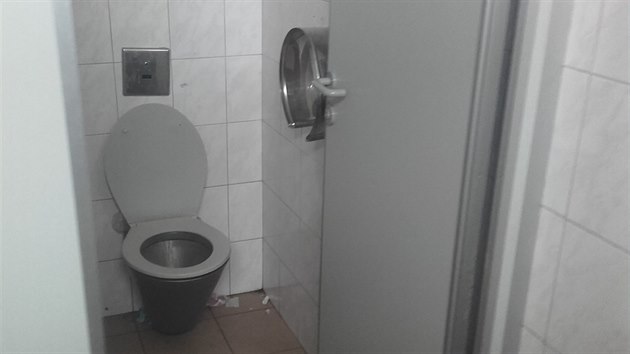 Takto vypadaly v pondl toalety na Sokolskm ostrov.