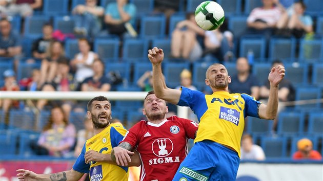 Tepličtí Jan Rezek a Admir Ljevakovič v souboji s olomouckým Jakubem Řezníčkem (uprostřed).