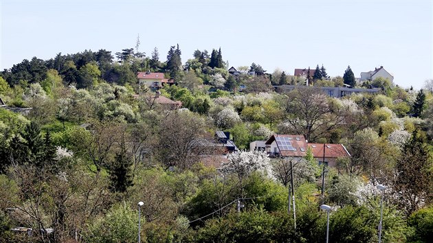 K oblasti ervenho kopce v Brn nyn pat stejnojmenn nrodn prodn pamtka, zarostl skldky, nov domy s luxusnm bydlenm
i bval dlnick kolonie Kamenka, destky zahrdek i lesky z nletu a neudrovan louky. V budoucnu tu m vyrst nov tvr pro 10 tisc lid.