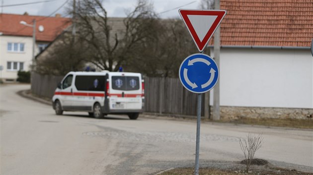 Sted kruhovho objezdu v Ostrov u Macochy nen jasn viditeln ani vyven, jak je zvykem, ale pouze vydldn ulovmi kostkami.