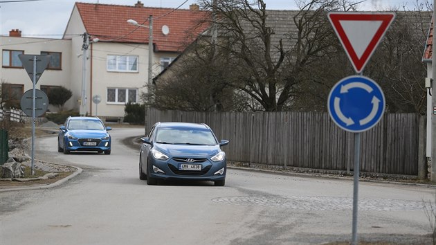 Sted kruhovho objezdu v Ostrov u Macochy nen jasn viditeln ani vyven, jak je zvykem, ale pouze vydldn ulovmi kostkami.