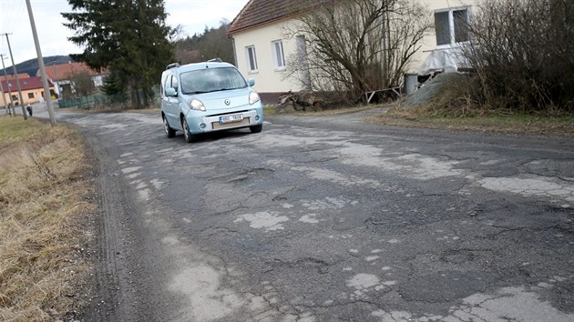 Silnice vedouc Krhovem u Boskovic se nedokala rekonstrukce nkolik destek let.