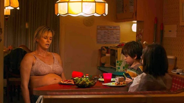 Charlize Theronov ve snmku Tully (2018)