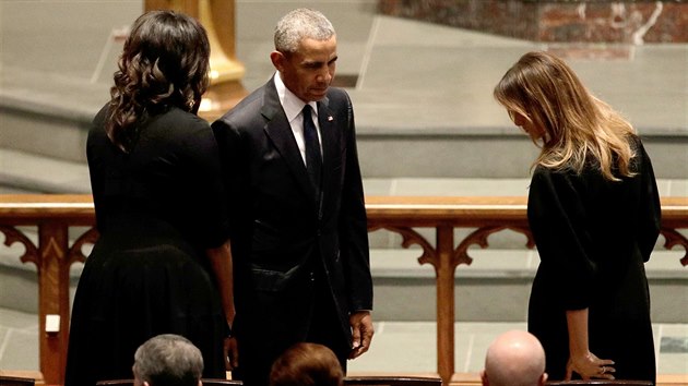 Bval prvn manelsk pr Barack Obama a Michelle Obamov se astn pohbu Barbary Bushov tak. Pila i souasn prvn dma Melania Trumpov. (21. dubna 2018)