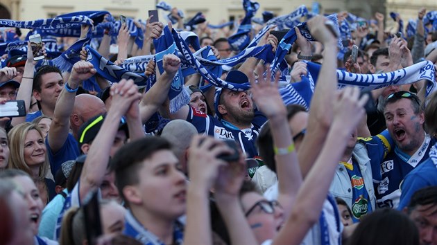 Brnnsk hokejov tm Kometa po roce obhjil mistrovsk titul. Zvtzil nad Tincem 4:1. V Brn fanouci finle sledovali na velkoplonch obrazovkch ne Zelnm trhu. (22. dubna 2018)