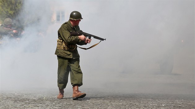 Komentovan bitva pipomnla na chebskm nmst vlen udlosti, kterm oblast prola v dubnu 1945 (21. dubna 2018).