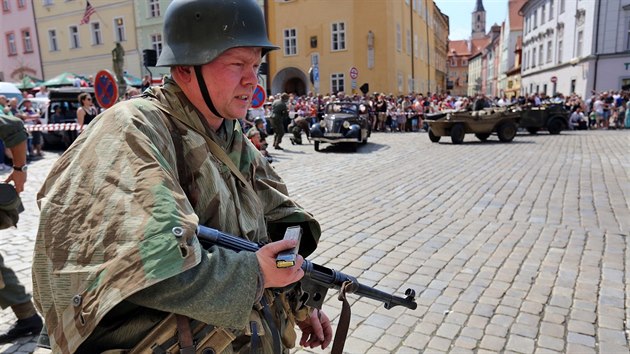 Komentovan bitva pipomnla na chebskm nmst vlen udlosti, kterm oblast prola v dubnu 1945 (21. dubna 2018).