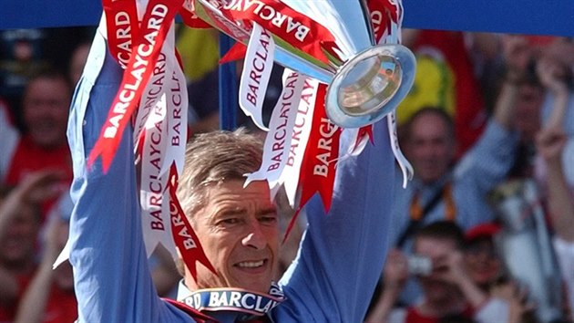 Arsene Wenger slav svj posledn titul v Premier League, Arsenal ho zskal na jae 2004.