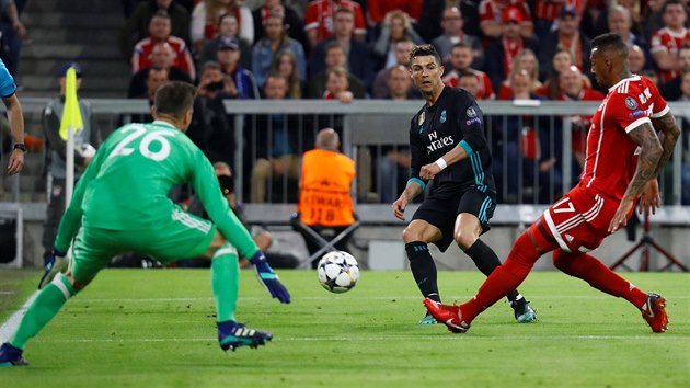 Cristiano Ronaldo z Realu Madrid pihrv do ance na Luku Modrie, ale vracejc se Jerome Boateng z Bayernu mu pihrvku zblokoval, brank Sven Ulreich zasahovat nemusel.