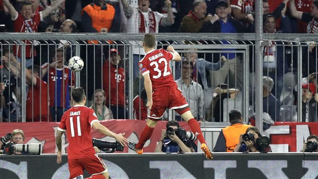 Nmeck obrnce Joshua Kimmich z Bayernu slav gl v vodnm semifinle Ligy mistr proti Realu Madrid.