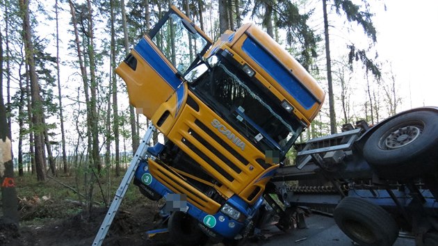 Nehoda kamionu mezi obcemi Podles a Mostek.