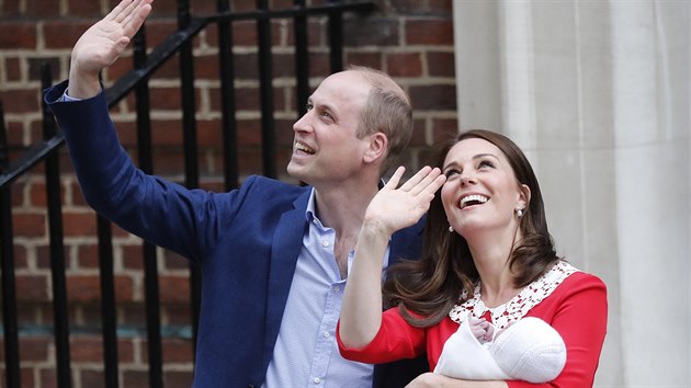 Princ William a jeho ena Kate si z londnsk nemocnice St. Mary's odvezli novorozenho syna.