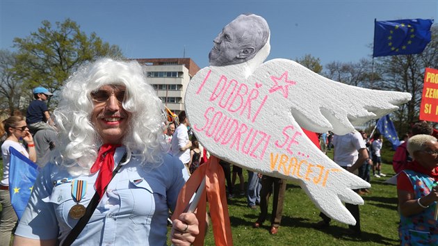 Stovky lid protestovaly v Nymburku proti KSM a prezidentu Miloi Zemanovi. Nkolik astnk se pokusilo proniknout do Obecnho domu, kde se kon sjezd KSM. Policist jim v tom zabrnili. (21.4.2018)