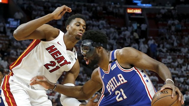 Joel Embiid (vpravo) z Philadelphie to kolem Hassana Whitesidea z Miami.