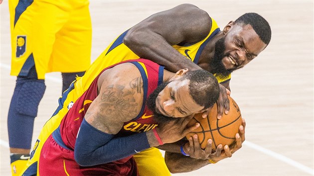 Lance Stephenson (vpravo) z Indiany se pokou vyrvat m LeBronu Jamesovi z Clevelandu.