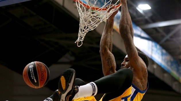 Thomas Robinson z Chimek smečuje proti CSKA.