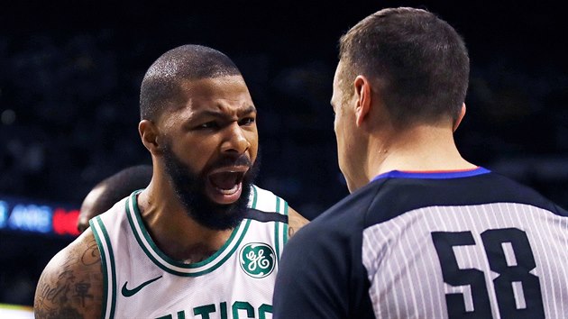 Marcus Morris z Bostonu se pe s rozhodm Joshem Tivenem.