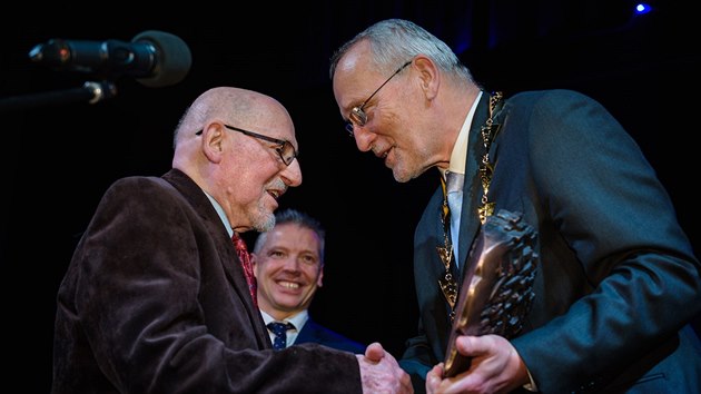 Architekt Karel Schmied (vlevo) přebírá Cenu dr. Františka Ulricha z rukou primátora Hradce Králové Zdeňka Finka.