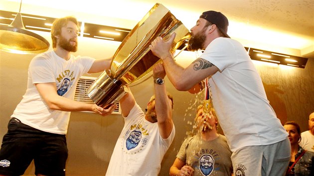 Fanoušci čekali v neděli v noci před DRFG arénou na příjezd brněnských hokejistů. Slavilo se až do rána.
