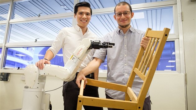 Tmu vdc z Technologick univerzity Nanyang v Singapuru se podailo vyvinout robota, kter samostatn vymyslel a nsledn realizoval pln sestaven devn idle z obchodnho etzce IKEA. 
