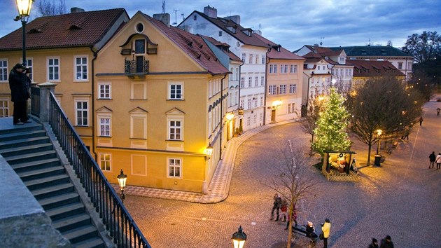V rohovm dom s balkonkem bydlel za prvn republiky legendrn Josef Rousek, kter u Vltavy pjoval loky a zachraoval tonouc.