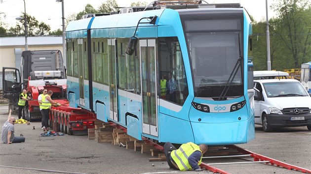 Do Ostravy dorazil prvn vz novho typu tramvaje. V kvtnu zane srie test, vozit lidi m od lta.