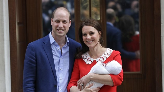 Princ William, vvodkyn Kate a jejich syn princ Louis (Londn, 23. dubna 2018)