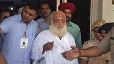 Indický guru Ásaram Bapu dostal za znásilnění 16leté dívky doživotí (25. dubna... Indický guru Ásaram Bapu dostal za znásilnění 16leté dívky doživotí (25. dubna...