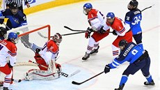 Momentka z utkání mistrovství světa do osmnácti let Česko vs. Finsko (modrá). Momentka z utkání mistrovství světa do osmnácti let Česko vs. Finsko (modrá).