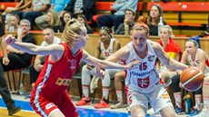 Andrea Ovsíková (vpravo) z Hradce Králové útočí na koš Nymburka kolem Elišky... Andrea Ovsíková (vpravo) z Hradce Králové útočí na koš Nymburka kolem Elišky...