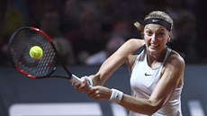 Petra Kvitová se soustředí na úder v prvním kole turnaje ve Stuttgartu. Petra Kvitová se soustředí na úder v prvním kole turnaje ve Stuttgartu.