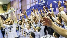 TITUL JE ZASE NÁŠ. Chrudimští fotbalisté jsou znovu českými šampiony, pohár... TITUL JE ZASE NÁŠ. Chrudimští fotbalisté jsou znovu českými šampiony, pohár...